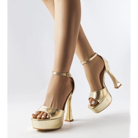 Złote lakierowane wysokie sandały Illinois złoty 1