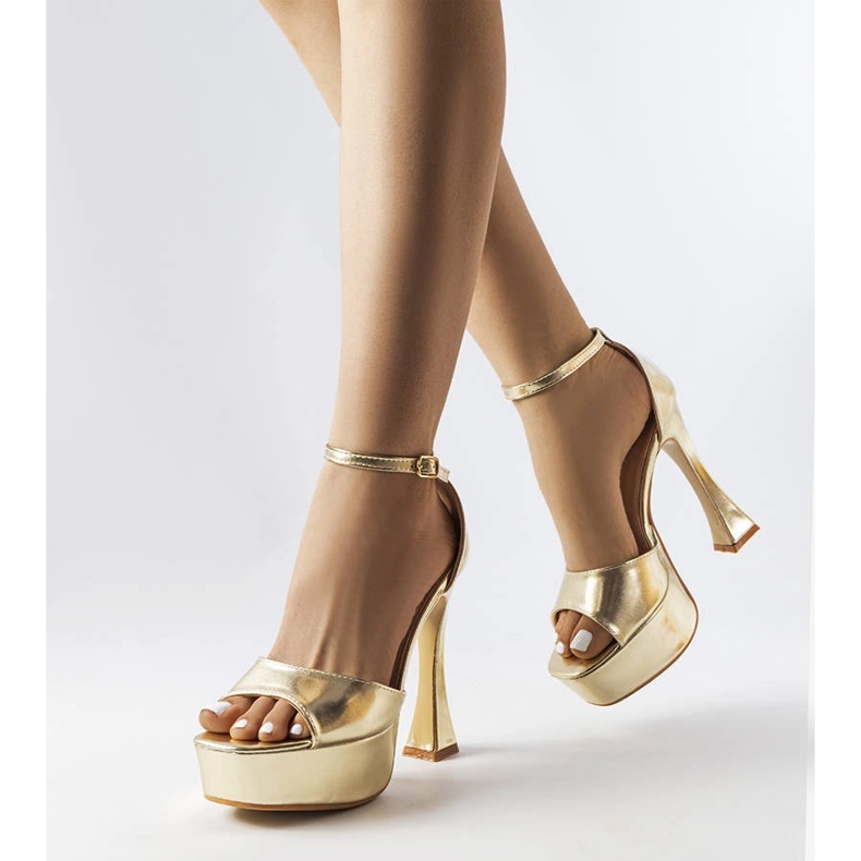 Złote lakierowane wysokie sandały Illinois złoty 1