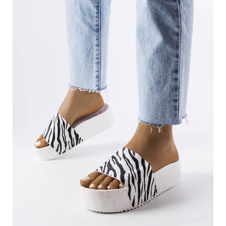 Klapki AE35 Zebra białe 1