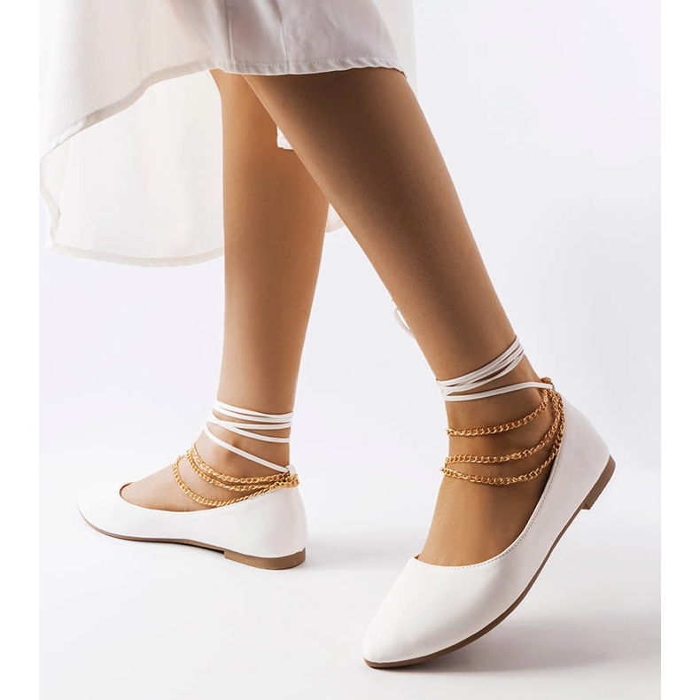 Białe balerinki z ozdobnym zapięciem Donat 1