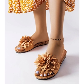 Brązowe klapki zdobione kwiatkami Farland 1