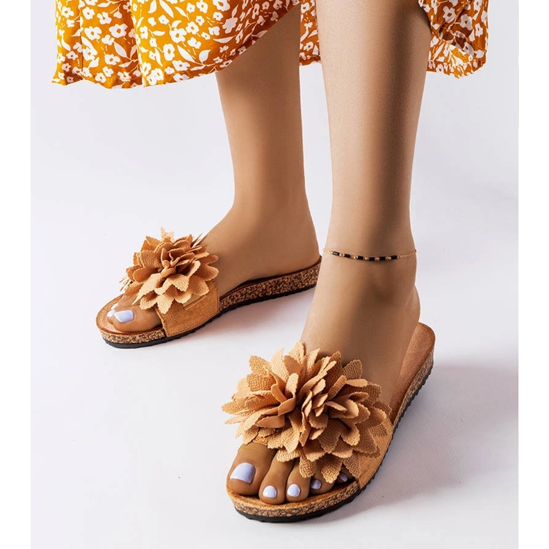 Brązowe klapki zdobione kwiatkami Farland 1