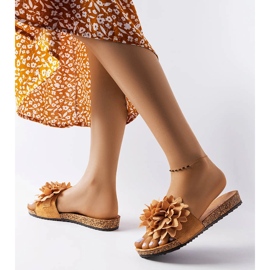 Brązowe klapki zdobione kwiatkami Farland 2