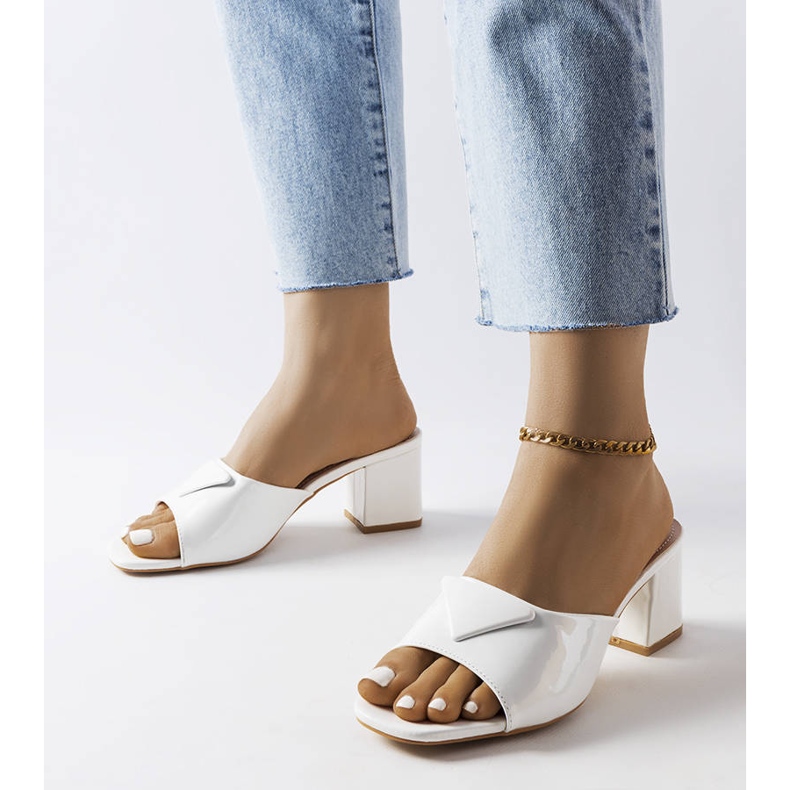 Białe lakierowane klapki na słupku Branch 1