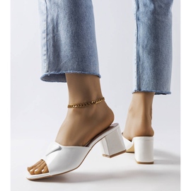 Białe lakierowane klapki na słupku Branch 2