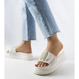 Białe klapki na platformie z cyrkoniami Franet 1