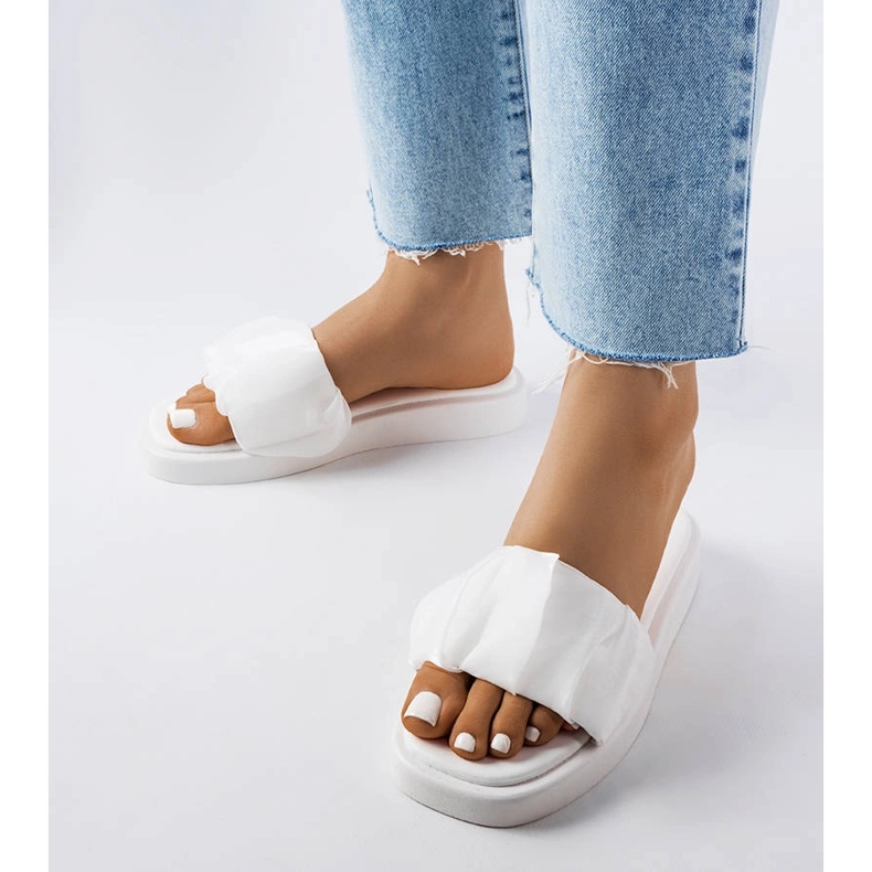 Białe klapki zdobione marszczeniem Boulevard 1