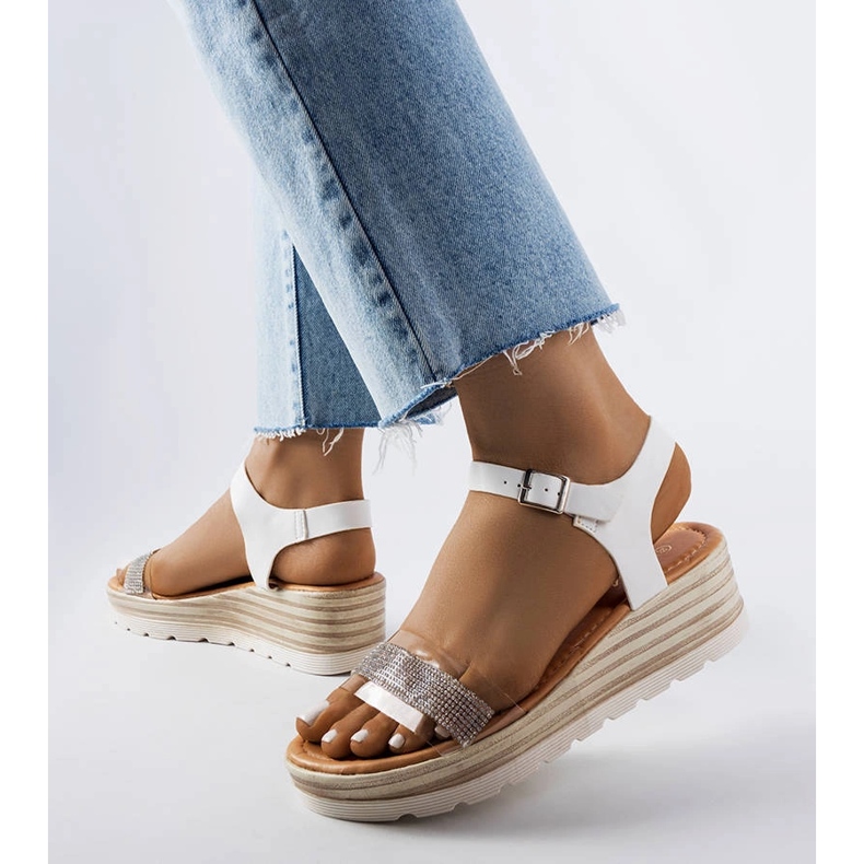 Białe sandały na koturnie Bussière 1