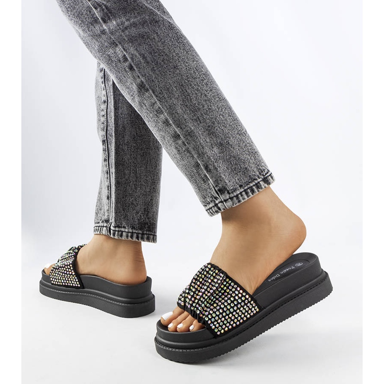 Czarne klapki na platformie z cyrkoniami Franet 1