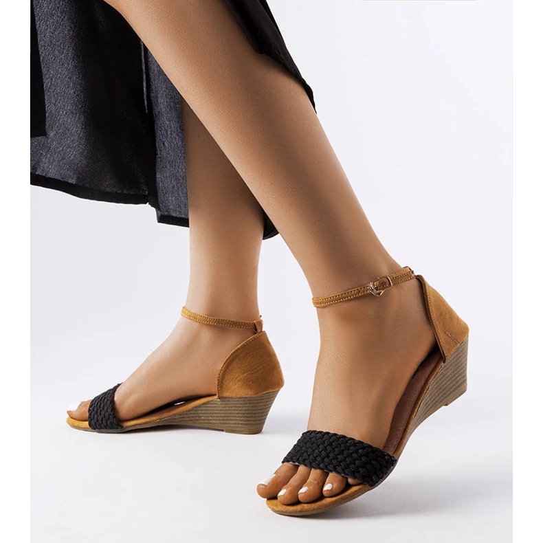 Czarne sandały na koturnie Veltri 1