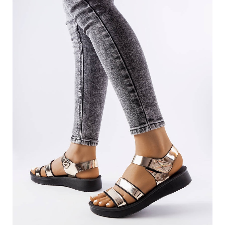 Złote lakierowane sandały Brices złoty 1