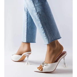 Białe klapki na obcasie z cyrkoniami Cadenilla 1