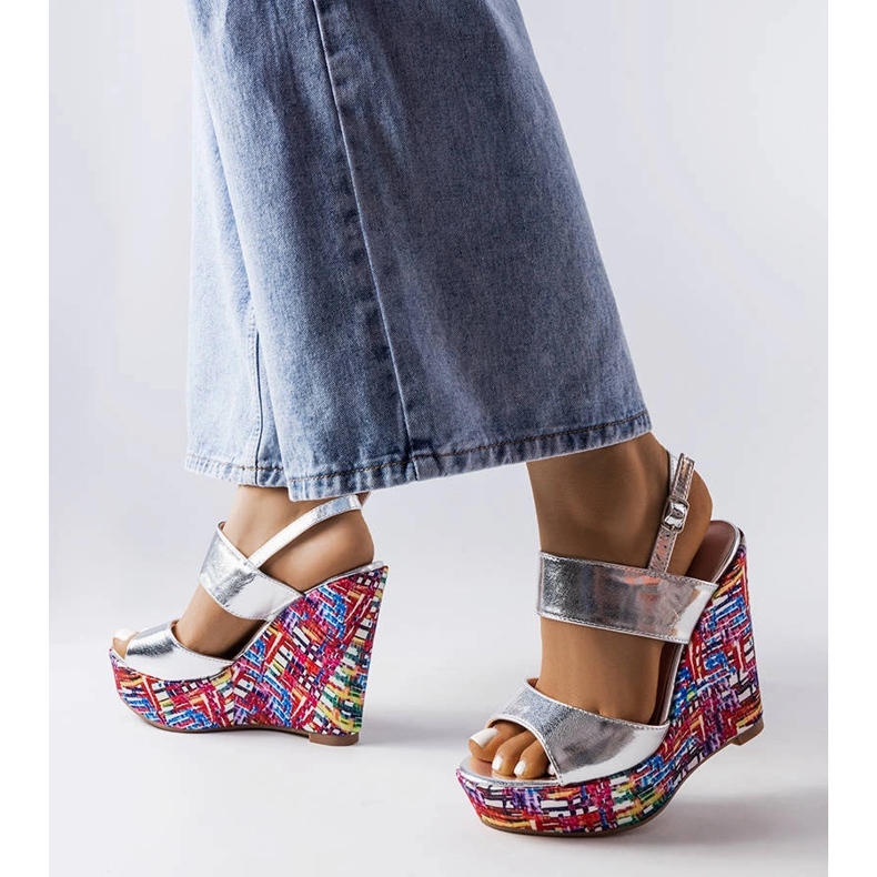 Srebrne sandały na zdobionej koturnie Westtide srebrny 1