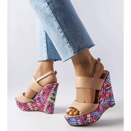 Beżowe sandały na zdobionej koturnie Westtide beżowy 1