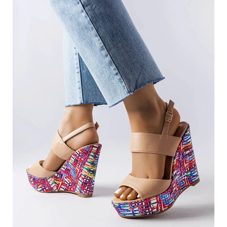 Beżowe sandały na zdobionej koturnie Westtide beżowy 1