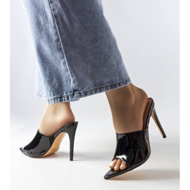 Czarne lakierowane klapki na szpilce Wasima 2