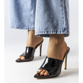 Czarne lakierowane klapki na szpilce Wasima 1