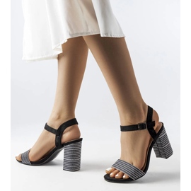 Czarne sandały zdobione nicią srebrną Aurelita 1