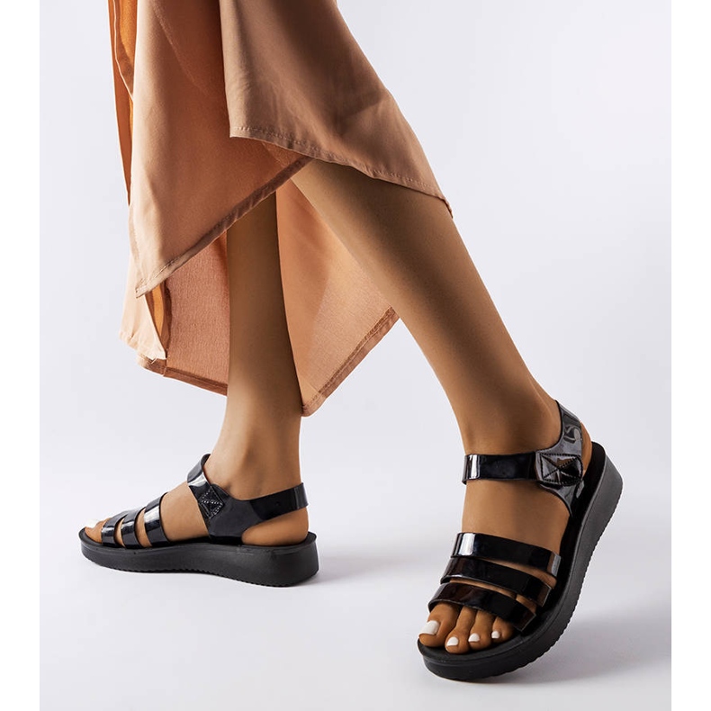 Czarne lakierowane sandały na koturnie Covillon 2