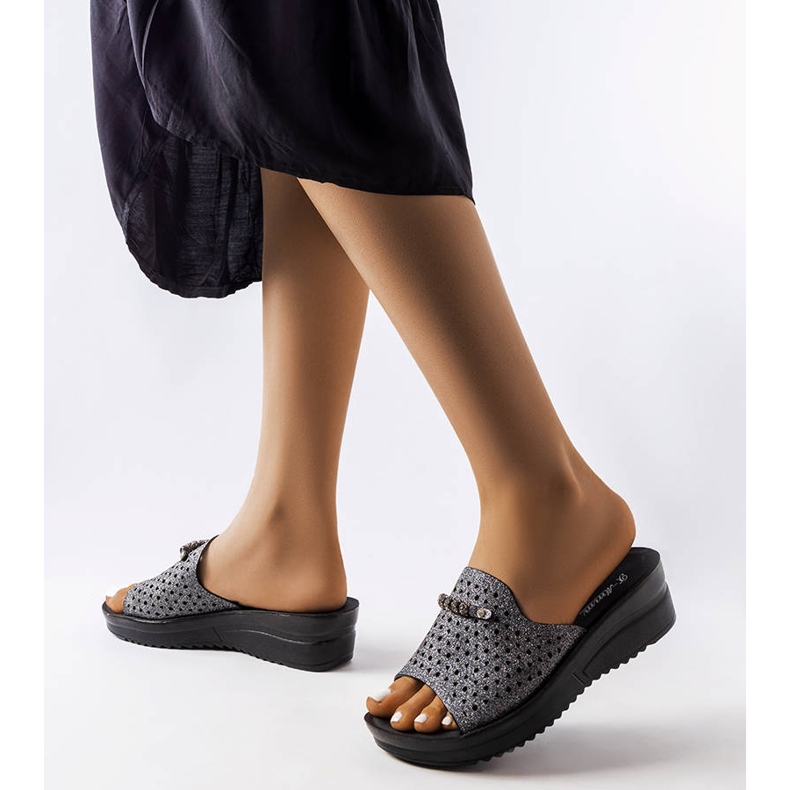 Szare błyszczące klapki na koturnie Liisa 1