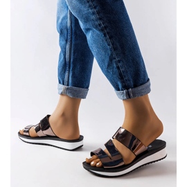 Srebrne lakierowane klapki Tilde brązowe 1