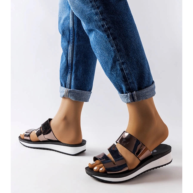 Srebrne lakierowane klapki Tilde brązowe 1