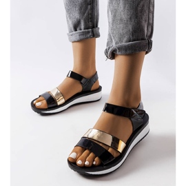 Inna Czarne lakierowane sandały Mila 1