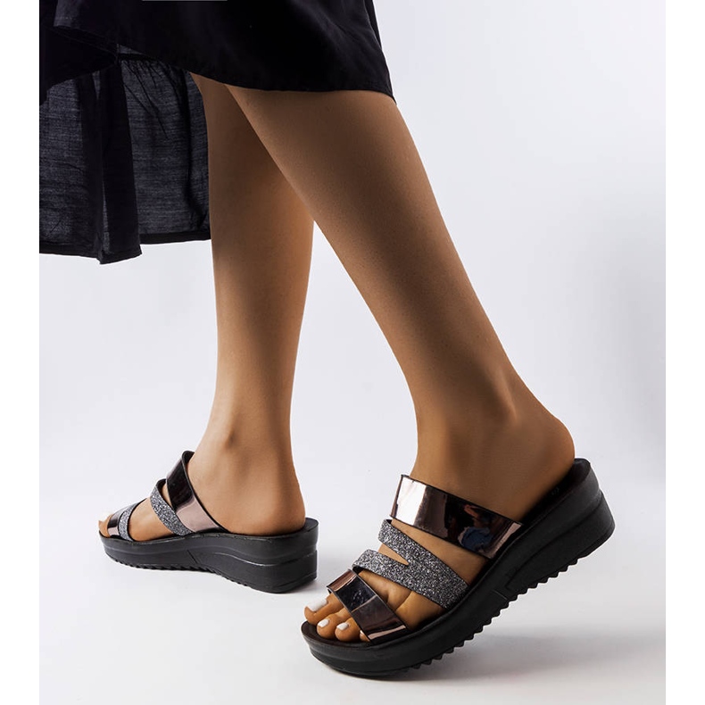 Szare błyszczące klapki Loli czarne 1