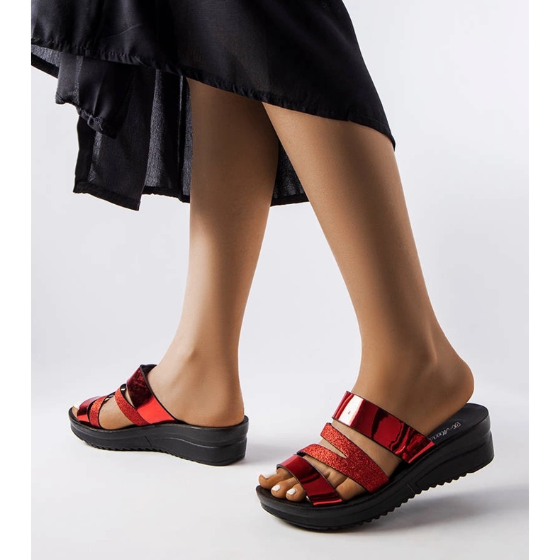 Czerwone błyszczące klapki Loli 1