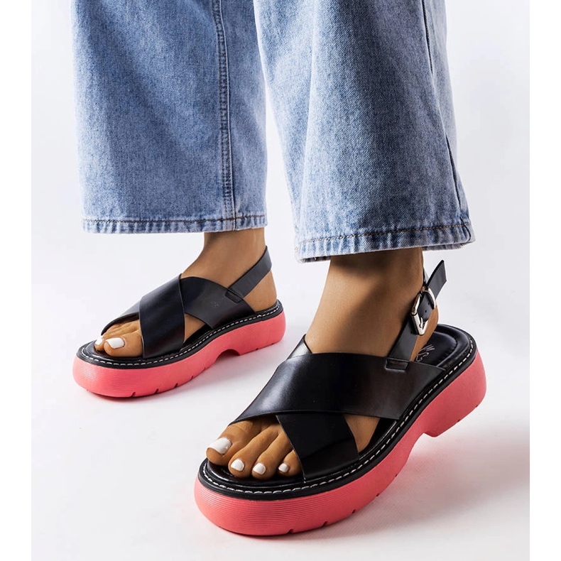 Czarne sandały na różowej platformie Rozana 1