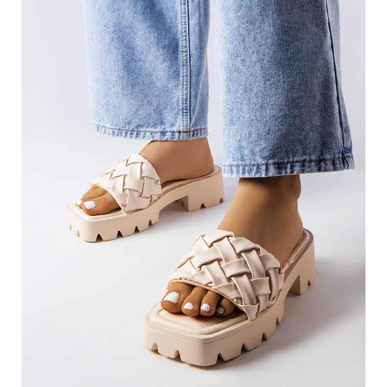 Beżowe klapki na traktorowej podeszwie Lora beżowy 1