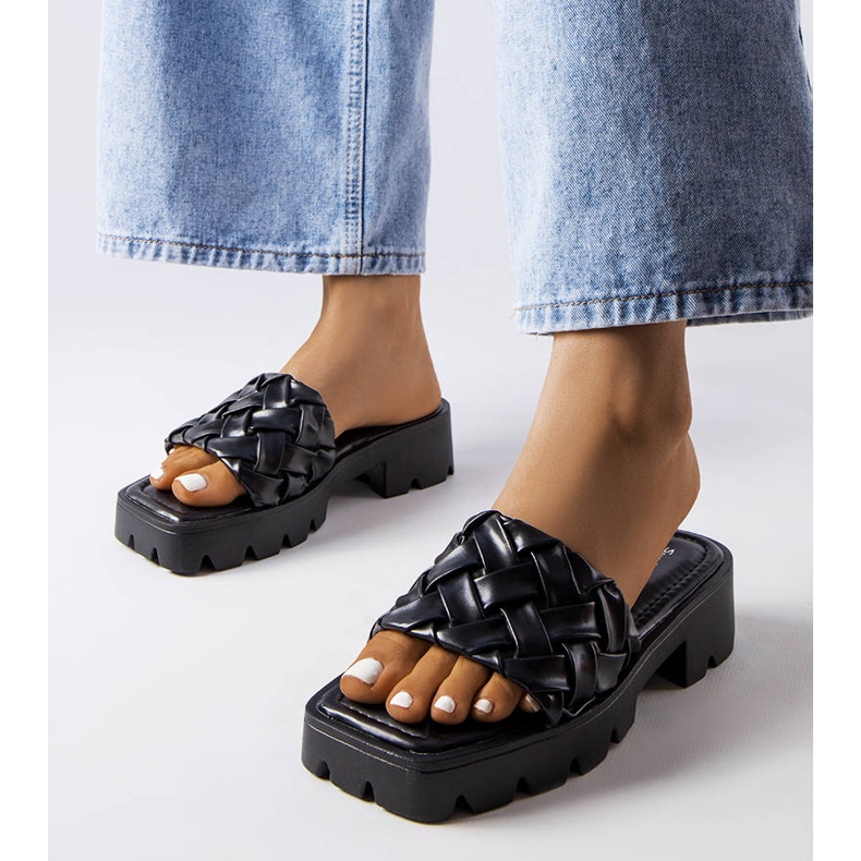 Czarne klapki na traktorowej podeszwie Lora 1