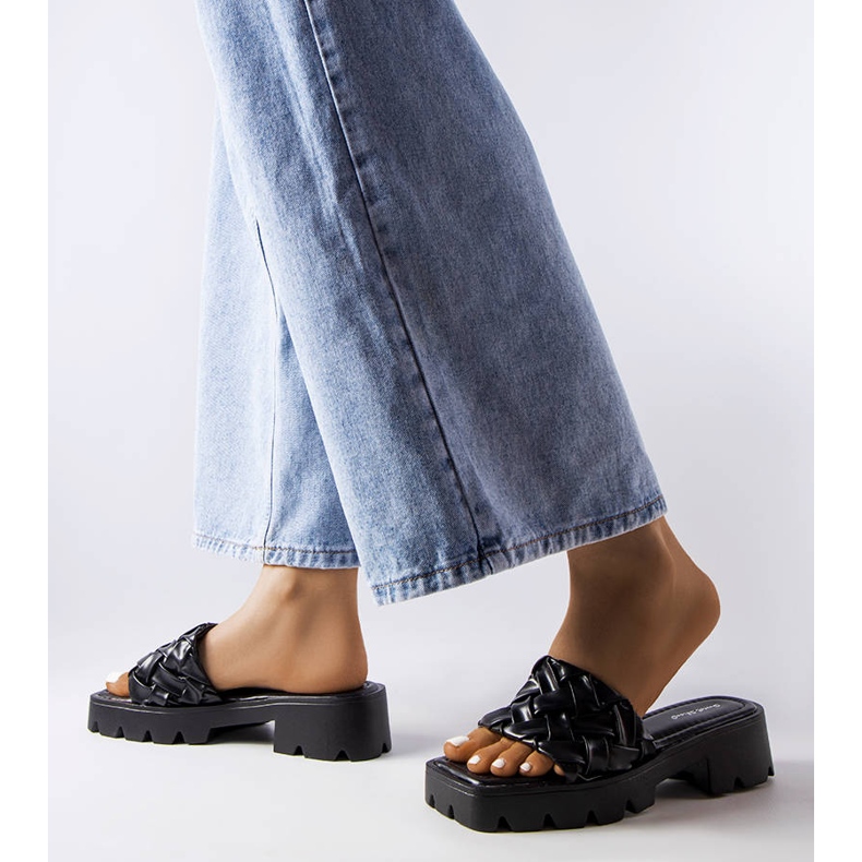 Czarne klapki na traktorowej podeszwie Lora 2