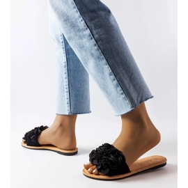 Czarne klapki z kwiatami Alfrida 2