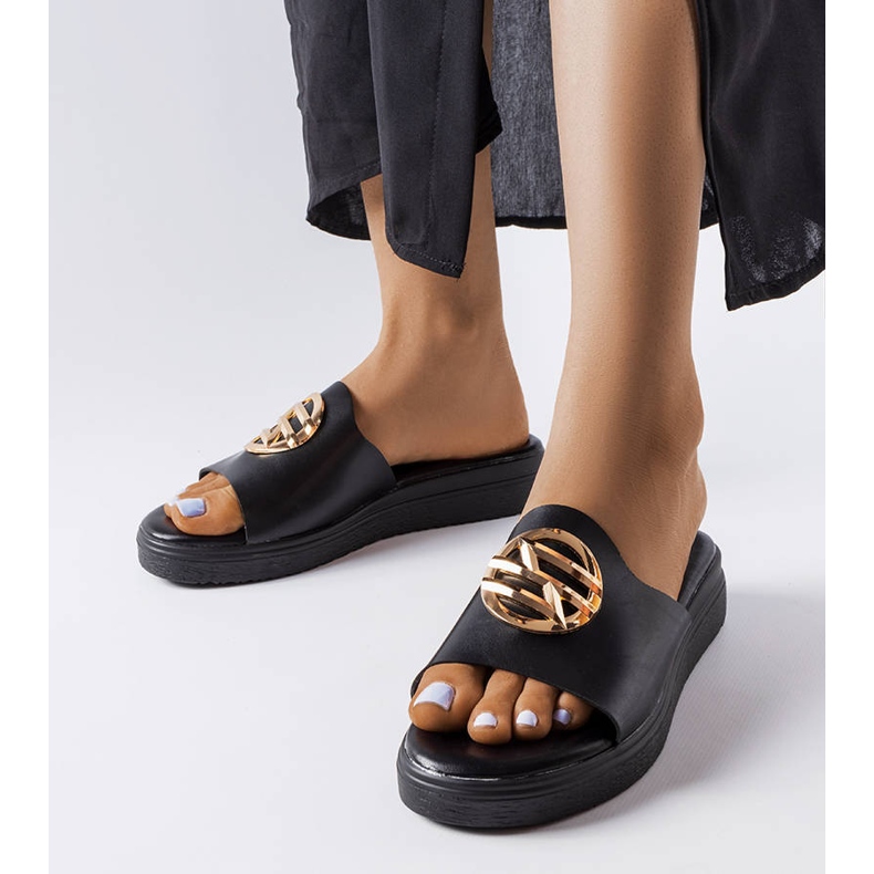 Czarne klapki na platformie Michelle 1