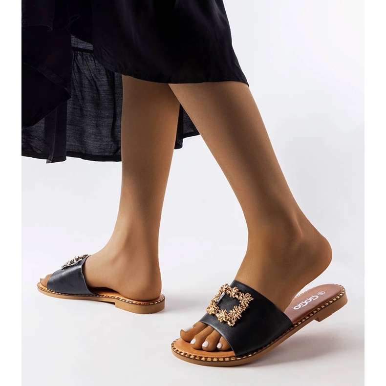 Czarne klapki z ozdobą Miriama 2