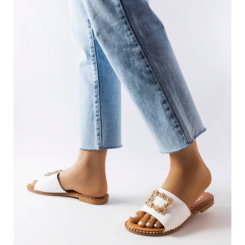 Białe klapki z ozdobą Miriama 2