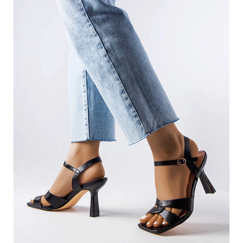 Czarne sandały na szpilce z paskiem Karolina 1