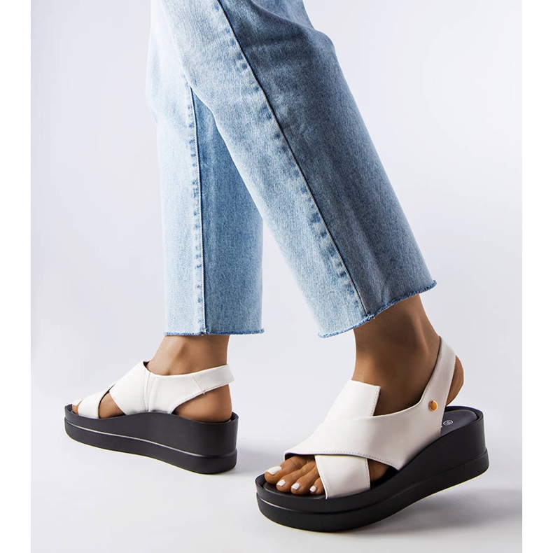 Białe sandały na koturnie Adelina 1