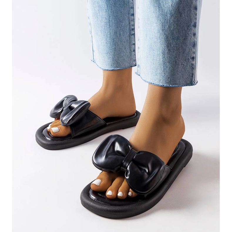 Czarne klapki z kokardą Lende 1