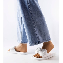 Białe klapki z kokardą Lende 2