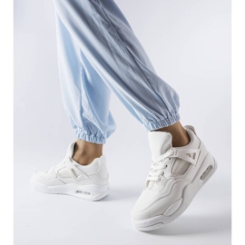 Białe sneakersy z łączonych materiałów Malas 1