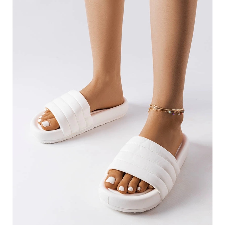 Białe klapki zdobione pikowaniem Dorene 1