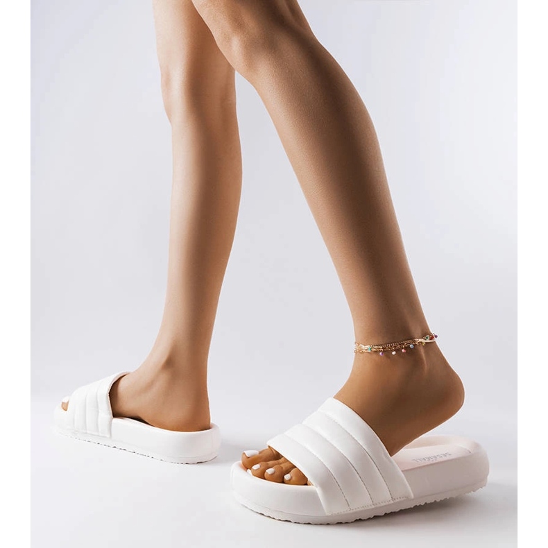 Białe klapki zdobione pikowaniem Dorene 2