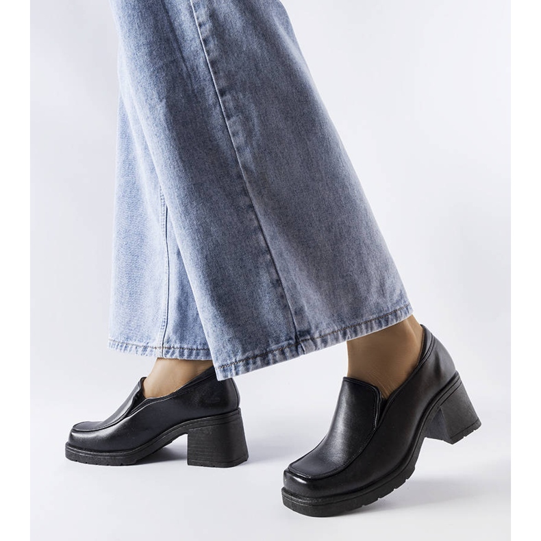 Czarne półbuty na słupku Gnatty 1