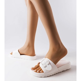 Inna Białe klapki z klamerką Généreux 2