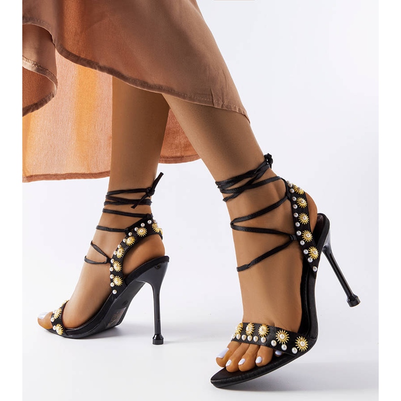 Czarne sandałki zdobione perełkami Grange 1