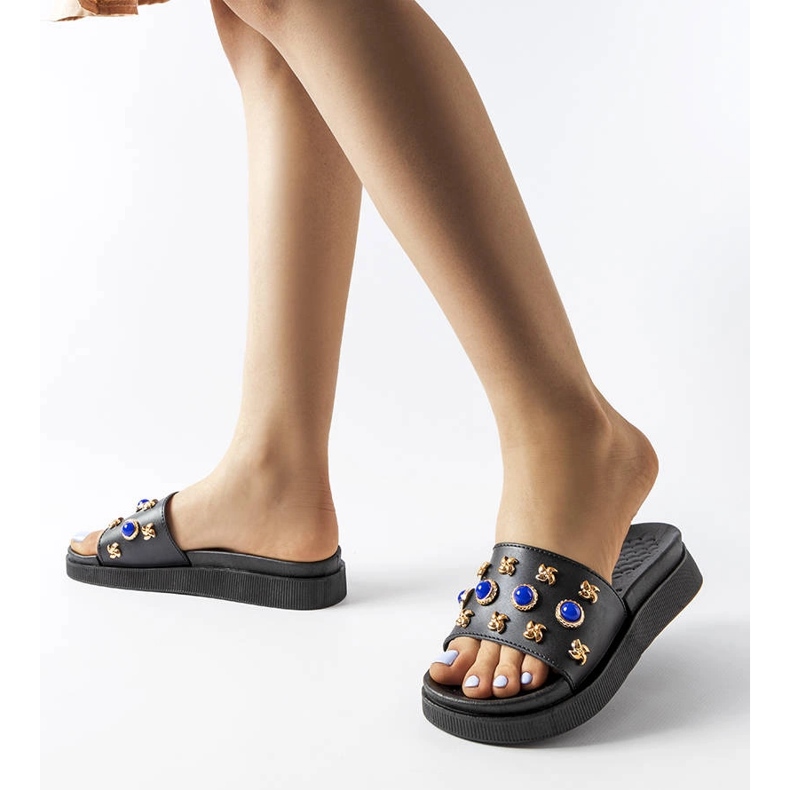 Czarne zdobione klapki Montesarchio 2