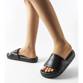 Czarne klapki na platformie Franco 2