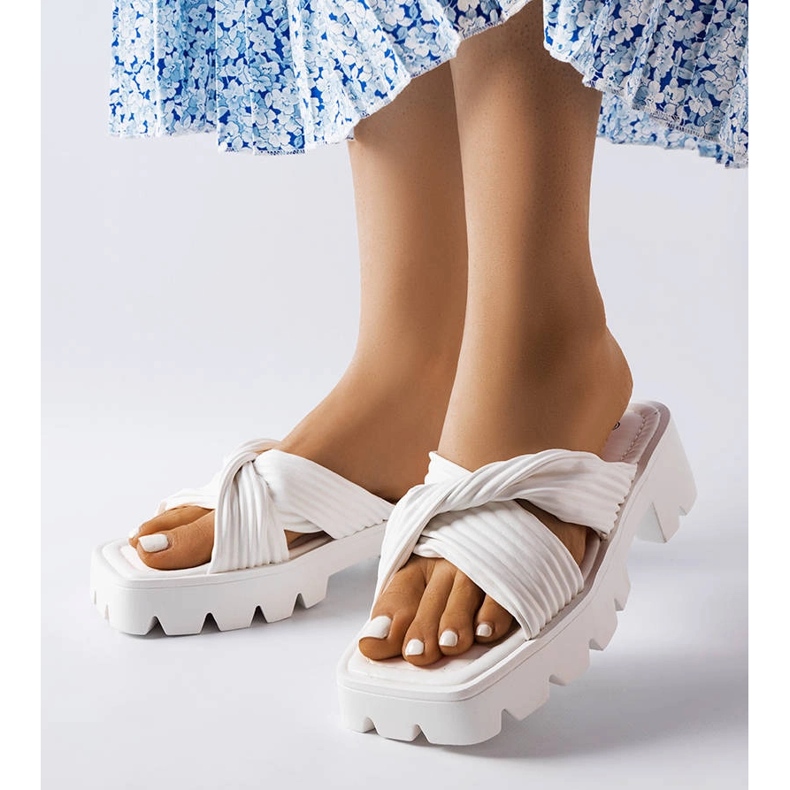 Białe klapki na traktorowej podeszwie Dubé beżowy 1